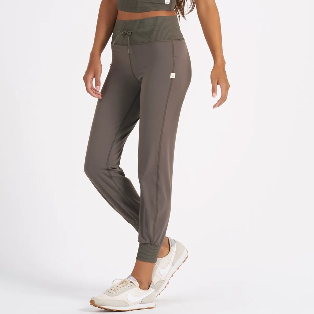 NWT Vuori Daily Jogger in Oregano